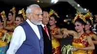 Perdana Menteri India Narendra Damodardas Modi disambut meriah dengan Tari Pendet. Narendra Damodardas terlihat didampingi oleh Menteri Dalam Negeri Tito Karnavian.