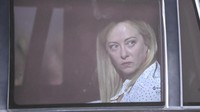 Perdana Menteri Italia Giorgia Meloni berada di dalam mobil setibanya di terminal VVIP I Bandara I Gusti Ngurah Rai.