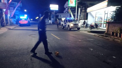 Lokasi kecelakaan maut melibatkan sepeda motor dan truk di Jalan Raya Singaraja-Seririt tepatnya di wilayah Desa Kalibukbuk, Kecamatan Buleleng, Kabupaten Buleleng, Bali, Selasa (15/11/2022) dini hari. (Dok Humas Polres Buleleng)