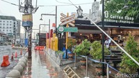 Loko Coffee Shop Jogja dibangun di atas lahan parkir. Kafe itu termasuk baru dan menyediakan lahan parkir sepeda di halamannya.