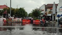 Loko Coffee Shop Jogja berada di ujung Jalan Malioboro, berada persis di persimpangan jalan.
