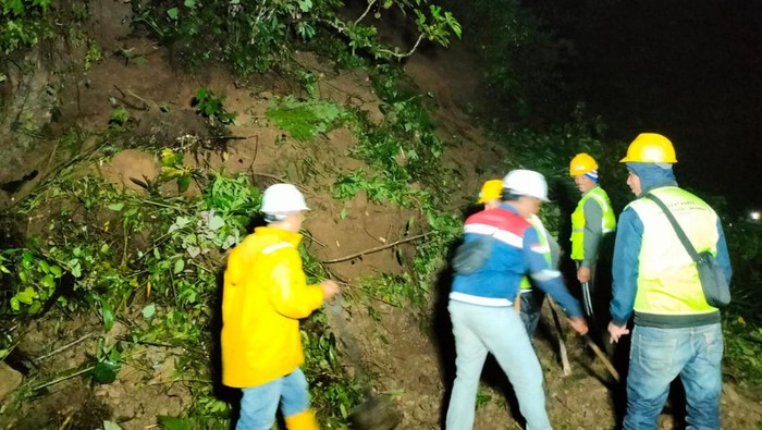 Longsor menutup akses jalan Cianjur-Ciwidey, Selasa (15/11/2022).