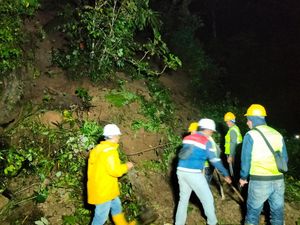 Akses Jalan Cianjur-Ciwidey Lumpuh gegara Longsor