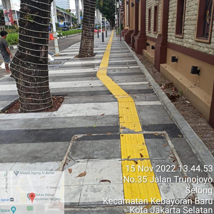 Lubang di trotoar Jl Trunojoyo depan Mabes Polri sudah ditutup. (Dok Dinas Bina Marga DKI)