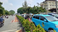 Macet di Jalan Jenderal Sudirman Solo depan Beteng Vestenberg arah Alun-alun utara imbas kepadatan acara Haul Habib Ali, Selasa (15/11/2022). Foto: Agil Trisetiawan Putra/detikJateng 