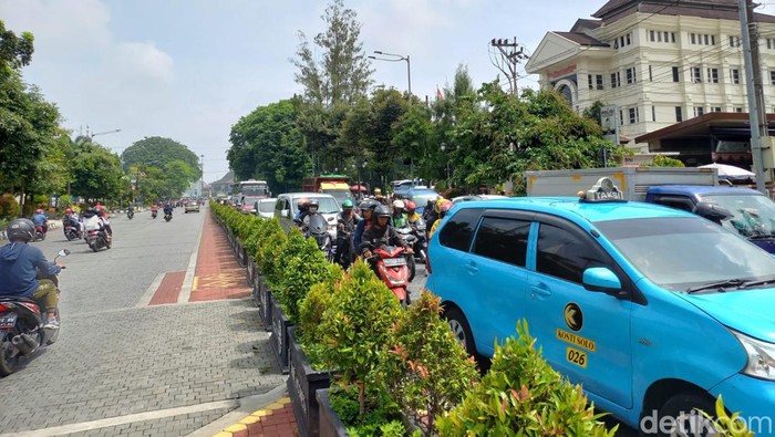 Macet di Jalan Jenderal Sudirman Solo imbas kepadatan acarra Haul Habib Ali, Selasa (15/11/2022). Macet di Jalan Jenderal Sudirman Solo imbas kepadatan acarra Haul Habib Ali, Selasa (15/11/2022).