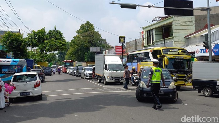 Macet di kawasan Pasar Kliwon Solo karena ada Haul Habib Ali, Selasa (15/11/2022). Macet di kawasan Pasar Kliwon Solo karena ada Haul Habib Ali, Selasa (15/11/2022).