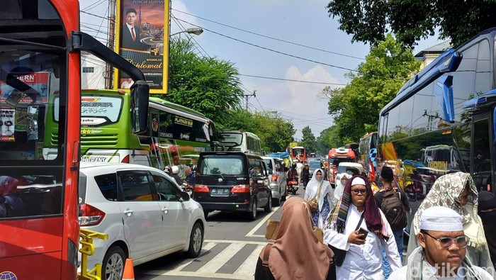 Macet di kawasan Pasar Kliwon Solo karena ada Haul Habib Ali, Selasa (15/11/2022). Macet di kawasan Pasar Kliwon Solo karena ada Haul Habib Ali, Selasa (15/11/2022).