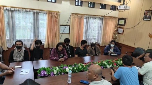 Para mahasiswa pemasang spanduk penolakan KTT G20 diamankan di Kantor Satpol PP Provinsi Bali