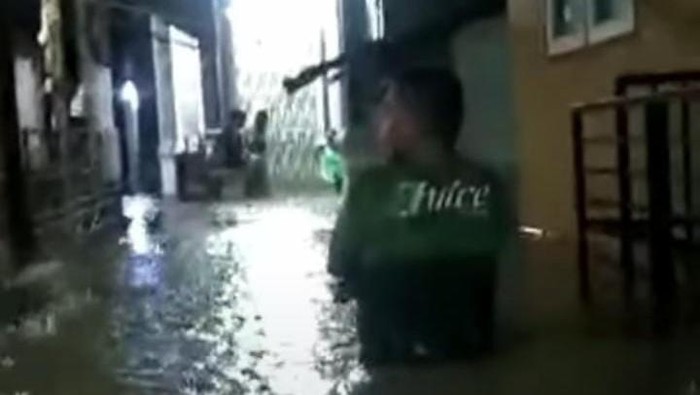 Banjir menerjang 6 kelurahan di Kota Manado, Sulawesi Utara (Sulut) dengan ketinggian banjir mencapai 1,8 meter. Warga pun mengungsi secara mandiri.