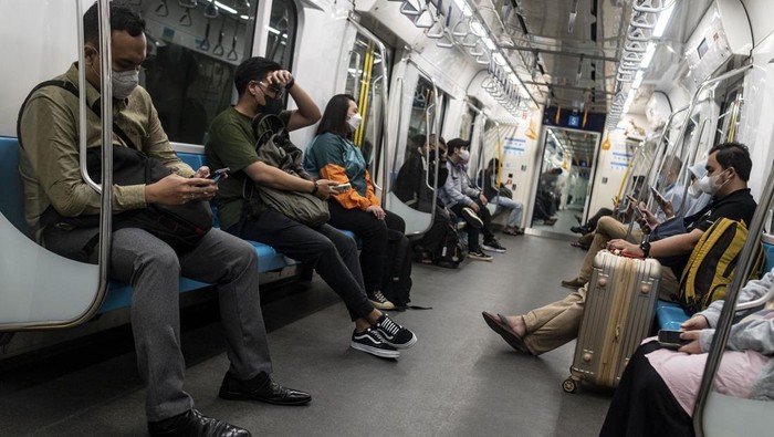 Sejumlah penumpang beraktivitas di Halte CSW, Jakarta, Kamis (11/8/2022). Gubernur DKI Jakarta Anies Baswedan resmi menetapkan besaran maksimal tarif integrasi transportasi MRT-LRT-TransJakarta sebesar Rp 10 ribu. Kebijakan tarif integrasi tiga mode transportasi itu diberlakukan mulai hari ini.