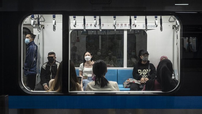 Calon penumpang menunggu kedatangan rangkaian MRT di Jakarta, Selasa (15/11/2022). PT MRT Jakarta (Perseroda) melakukan perubahan kebijakan dengan memperpanjang waktu operasional sampai pukul 24.00 WIB yang berlaku mulai 15 November 2022. ANTARA FOTO/Aprillio Akbar/nz