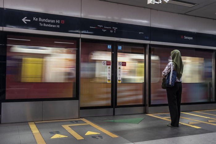 Calon penumpang menunggu kedatangan rangkaian MRT di Jakarta, Selasa (15/11/2022). PT MRT Jakarta (Perseroda) melakukan perubahan kebijakan dengan memperpanjang waktu operasional sampai pukul 24.00 WIB yang berlaku mulai 15 November 2022. ANTARA FOTO/Aprillio Akbar/nz