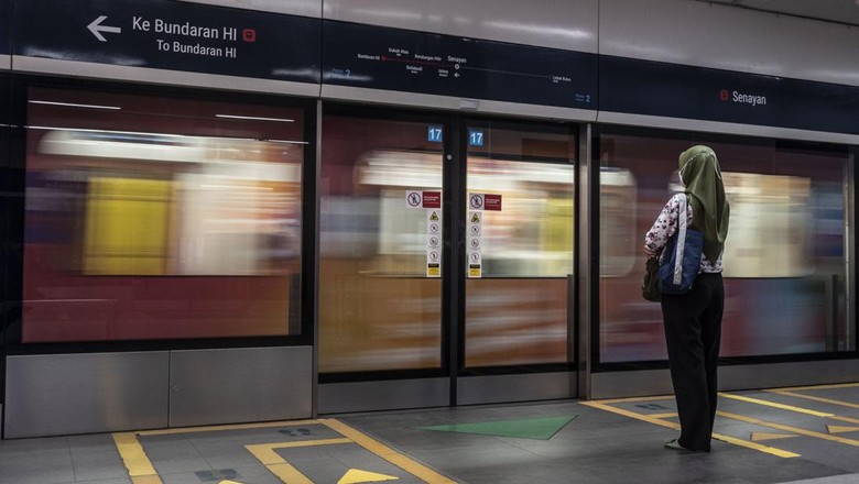 Mantul.. Jam Operasional MRT Resmi Diperpanjang Hari Ini Calon penumpang menunggu kedatangan rangkaian MRT di Jakarta, Selasa (15/11/2022). PT MRT Jakarta (Perseroda) melakukan perubahan kebijakan dengan memperpanjang waktu operasional sampai pukul 24.00 WIB yang berlaku mulai 15 November 2022. ANTARA FOTO/Aprillio Akbar/nz
