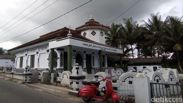 Masjid Jami Annur Sholehyang dipercaya tahan dari letusan Gunung Galunggung