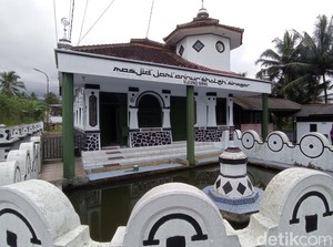 Masjid Kuno di Tasik Ini Kokoh Hadapi Letusan Gunung Galunggung