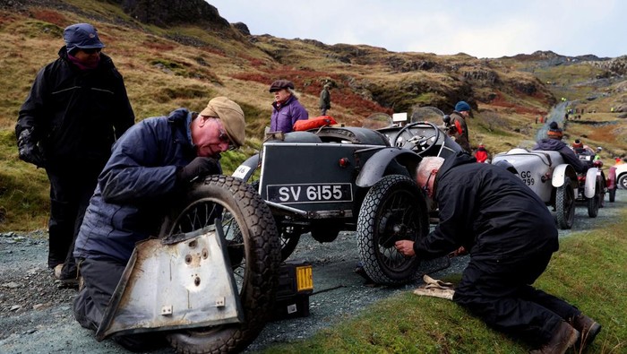 Memacu Mobil Klasik di Pegunungan Inggris, Seru Abiiisss... Motoring enthusiasts take part in the annual VSCC Lakeland Trial at Honister Slate Mine in Keswick, Britain, November 12, 2022. REUTERS/Lee Smith