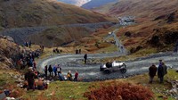 Para penggemar mobil klasik mengelilingi pegunungan di Honister, Keswick, Inggris. 