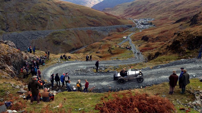 Memacu Mobil Klasik di Pegunungan Inggris, Seru Abiiisss... Motoring enthusiasts take part in the annual VSCC Lakeland Trial at Honister Slate Mine in Keswick, Britain, November 12, 2022. REUTERS/Lee Smith