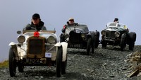 Mobil yang mereka gunakan rata-rata berusia lebih dari 80 tahun.