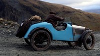 Kontur jalan yang beragam di pegunungan Honister, Keswick, Inggris menambah keseruan perjalanan.