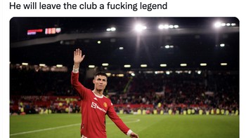 Akun ini menganggap Ronaldo mengorbankan dirinya agar Glazer keluar dari MU. Dia akan meninggalkan klub sebagai legenda, tulisnya. Foto: Twitter