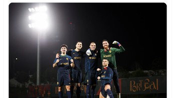 Ronaldo tampak jauh lebih senang di skuad Portugal. Foto: Twitter