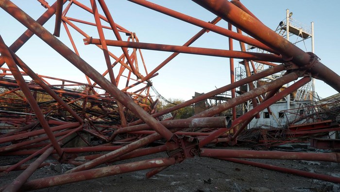 Menara TV Ini Dirusak Pasukan Rusia yang Keluar Kherson A view shows destroyed tower of a TV centre after Russia's retreat from Kherson, in Kherson, Ukraine November 14, 2022. REUTERS/Valentyn Ogirenko