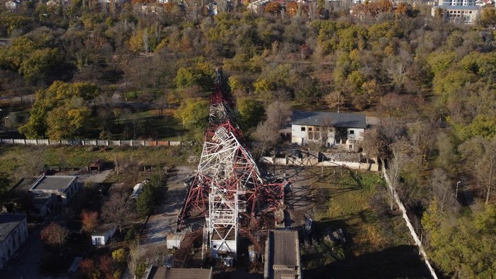 Menara TV Ini Dirusak Pasukan Rusia yang Keluar Kherson A view shows destroyed tower of a TV centre after Russia's retreat from Kherson, in Kherson, Ukraine November 14, 2022. REUTERS/Valentyn Ogirenko