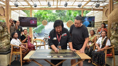 Menteri LHK Siti Nurbaya pada peresmian Prasasti Mama Bambu dan Dialog Perempuan Inspiratif di Bali Collection Hutan Bambu G20-Nusa Dua, Senin (14/11).