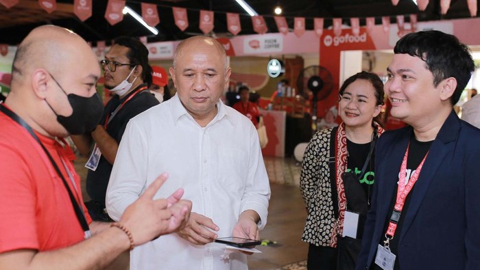 Menteri Teten Masduki Tinjau Bazar UMKM di Bali Menteri Koperasi dan UKM RI Teten Masduki mengunjungi GoFood Culinary Bazaar, Bali Collection, Nusa Dua. Bazar UMKM ini bagian dari kegiatan side event G20.