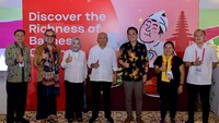 Direktur Utama Bali Collection, Eddy Salimah, Direktur Utama Smesco Indonesia, Leonard Theosabrata, bersama Deputi Bidang Kewirausahaan Kementerian Koperasi dan UKM RI, Siti Azizah, Menteri Koperasi dan UKM RI, Teten Masduki beserta CEO GoTo, Andre Soelistyo, Chief of Public Policy and Government Relations GoTo, Shinto Nugroho dan Fiki Satari, Staf Khusus Menteri Bidang Pemberdayaan Ekonomi Kreatif Kementerian Koperasi dan UKM RI dalam kunjungan ke GoFood Culinary Bazaar di Bali Collection, Nusa Dua.