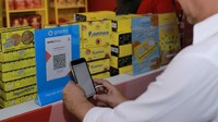 Teten Masduki membayar pesanan di salah satu booth GoFood Culinary Bazaar makanan menggunakan QRIS GoPay.