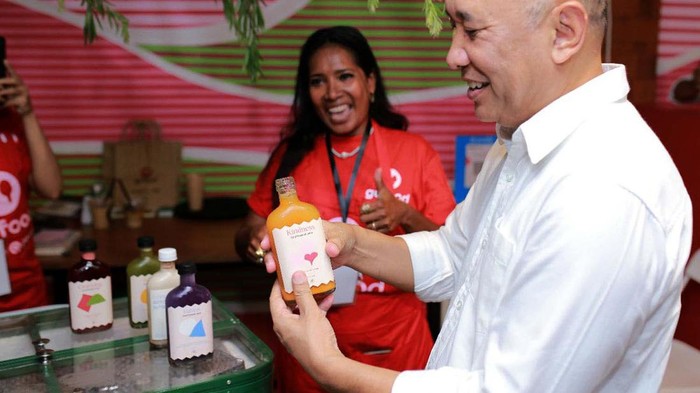 Menteri Teten Masduki Tinjau Bazar UMKM di Bali Menteri Koperasi dan UKM RI Teten Masduki mengunjungi GoFood Culinary Bazaar, Bali Collection, Nusa Dua. Bazar UMKM ini bagian dari kegiatan side event G20.