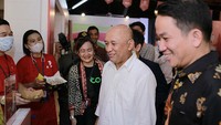 Menteri Koperasi dan UKM RI Teten Masduki, didampingi oleh CEO GoTo Andre Soelistyo dan VP Public Policy and Government Relations Food & Groceries Nitya Wulandari, mengunjungi GoFood Culinary Bazaar, Bali Collection, Nusa Dua, bagian dari kegiatan side event G20, Senin (14/11).