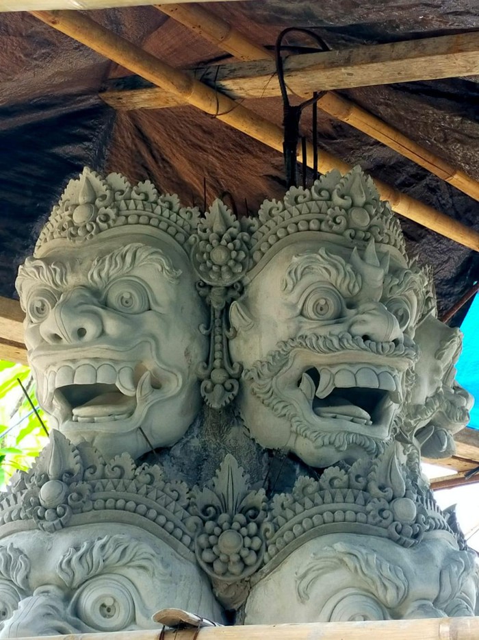 Menurut senimannya, I Nyoman Sudarwa, proses pembuatan patung Wisnu Murti telah mencapai 80 persen. Bahkan siang tadi, Selasa (15/11/2022), bagian bawah patung berupa Tunjung (Teratai) juga sudah mulai dipasang pada bagian atas pedestal. Foto: IST