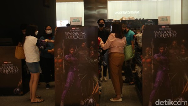 Bosan berfoto, pengunjung juga dapat membeli merchendise Marvel di salah satu booth yang tersedia.