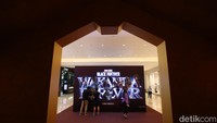 Pengunjung dapat menemui instalasi ala film Black Panther : Wakanda Forever di lobby mall ini.