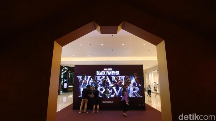 Film Black Panther : Wakanda Forever jadi salah satu film bioskop yang cukup diminati warga. Salah satu mall, membuat instalasi film tersebut. Nih foto-fotonya.