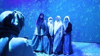 Kerlap-kerlip cahaya bergambarkan alam bawah laut bisa dinikmati sambil foto bersama.