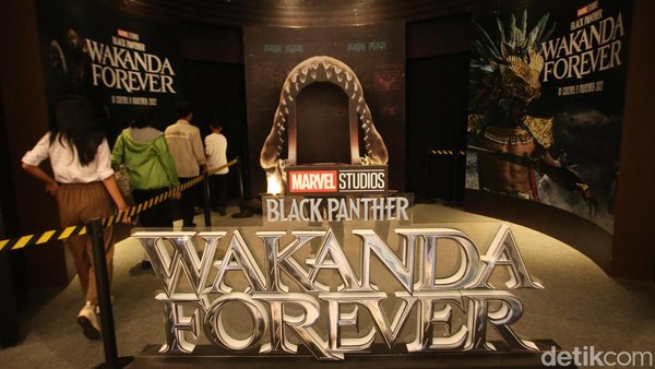 Sejumlah pengunjung mendatangi instalasi Wakanda di Mall Of Indonesia, Jakarta, Selasa (15/11/2022).