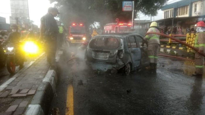 Mobil terbakar di Lawang