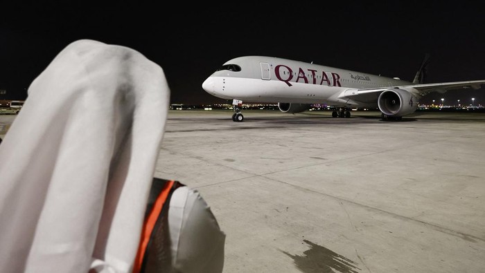 Soccer Football - FIFA World Cup Qatar 2022 Arrival - Australia team arrives in Doha - Hamad International Airport, Doha, Qatar - November 13, 2022 Australia team arrives on a Qatar Airways plain in Doha ahead of the FIFA World Cup Qatar 2022 REUTERS/Hamad I Mohammed