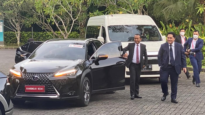 Momen para Menteri Indonesia menunggangi mobil listrik Toyota.