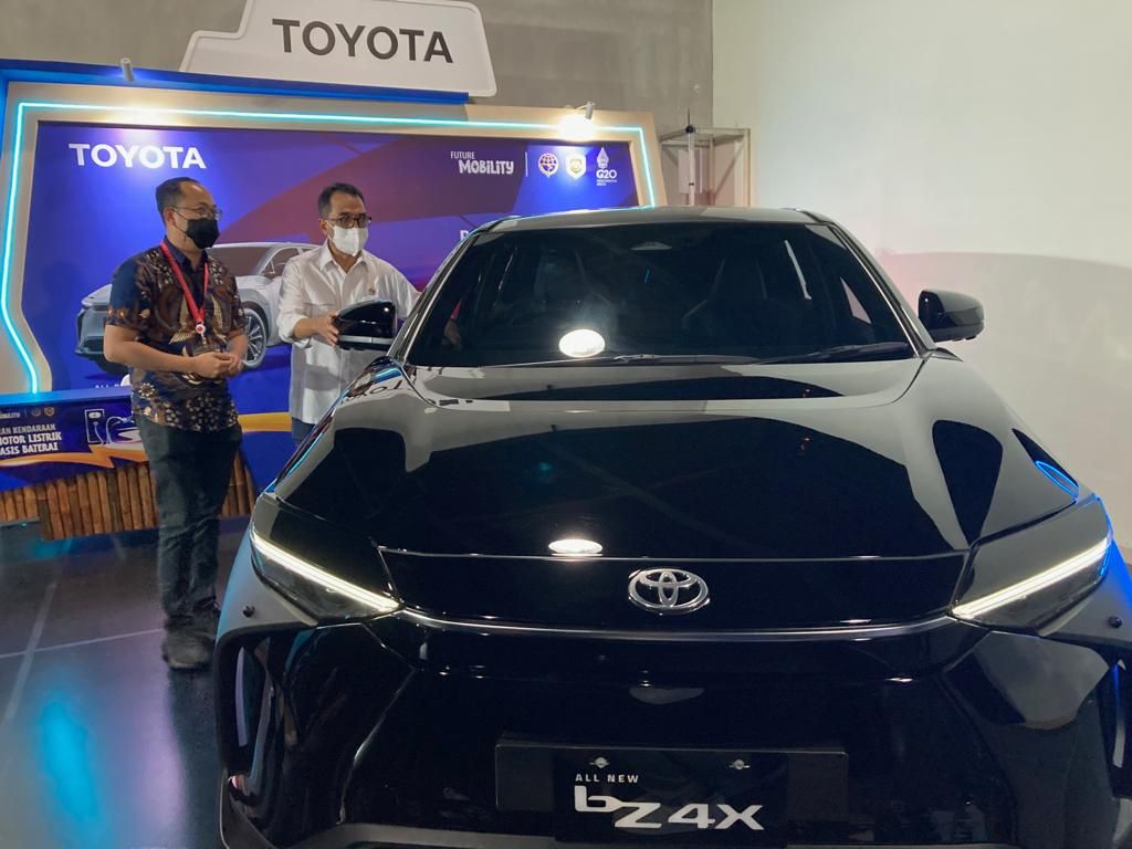 Momen para Menteri Indonesia menunggangi mobil listrik Toyota.
