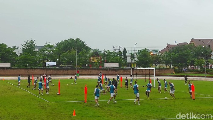 Para pemain PSM Makassar antusias mengikuti latihan meski diguyur Hujan sedang