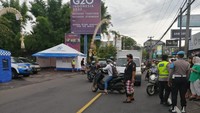 Para pengendara terlihat menunggu rombongan delegasi G20 Bali yang rencananya akan menjalani rangkaian kegiatan gala dinner nanti malam, Selasa (15/11/2022). Beberapa yang tak sabar memutuskan untuk putar balik. Namun demikian, masih ada yang sabar menunggu. Foto: Nuranda Indrajaya