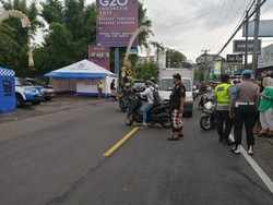 Para pengendara terlihat menunggu rombongan delegasi G20 Bali yang rencananya akan menjalani rangkaian kegiatan gala dinner nanti malam, Selasa (15/11/2022). Beberapa yang tak sabar memutuskan untuk putar balik. Namun demikian, masih ada yang sabar menunggu. Foto: Nuranda Indrajaya