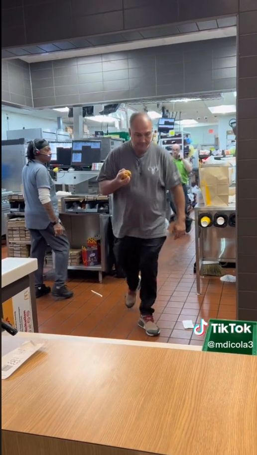 Tak Sabar Menunggu Pesanan, Pria Ini Nekat Masuk Dapur McDonald's