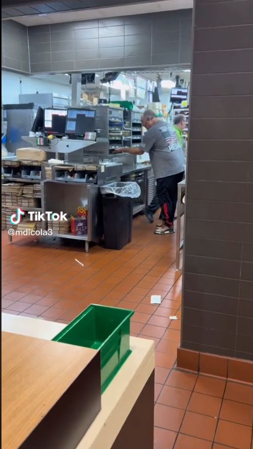 Tak Sabar Menunggu Pesanan, Pria Ini Nekat Masuk Dapur McDonald's